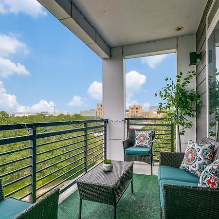 Beautiful Condo On Riverwalk W King Ste Free Parking Pet Friendly Centrally Located On The Riverwalk サンアントニオ エクステリア 写真