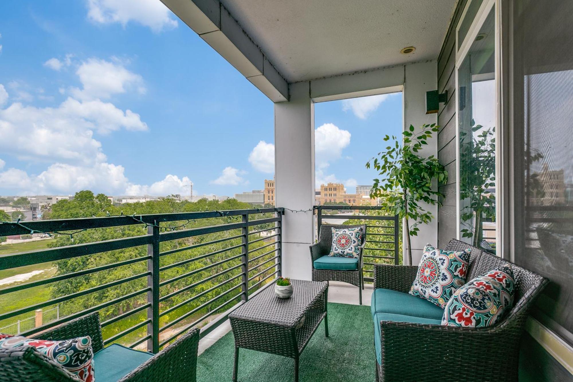 Beautiful Condo On Riverwalk W King Ste Free Parking Pet Friendly Centrally Located On The Riverwalk サンアントニオ エクステリア 写真