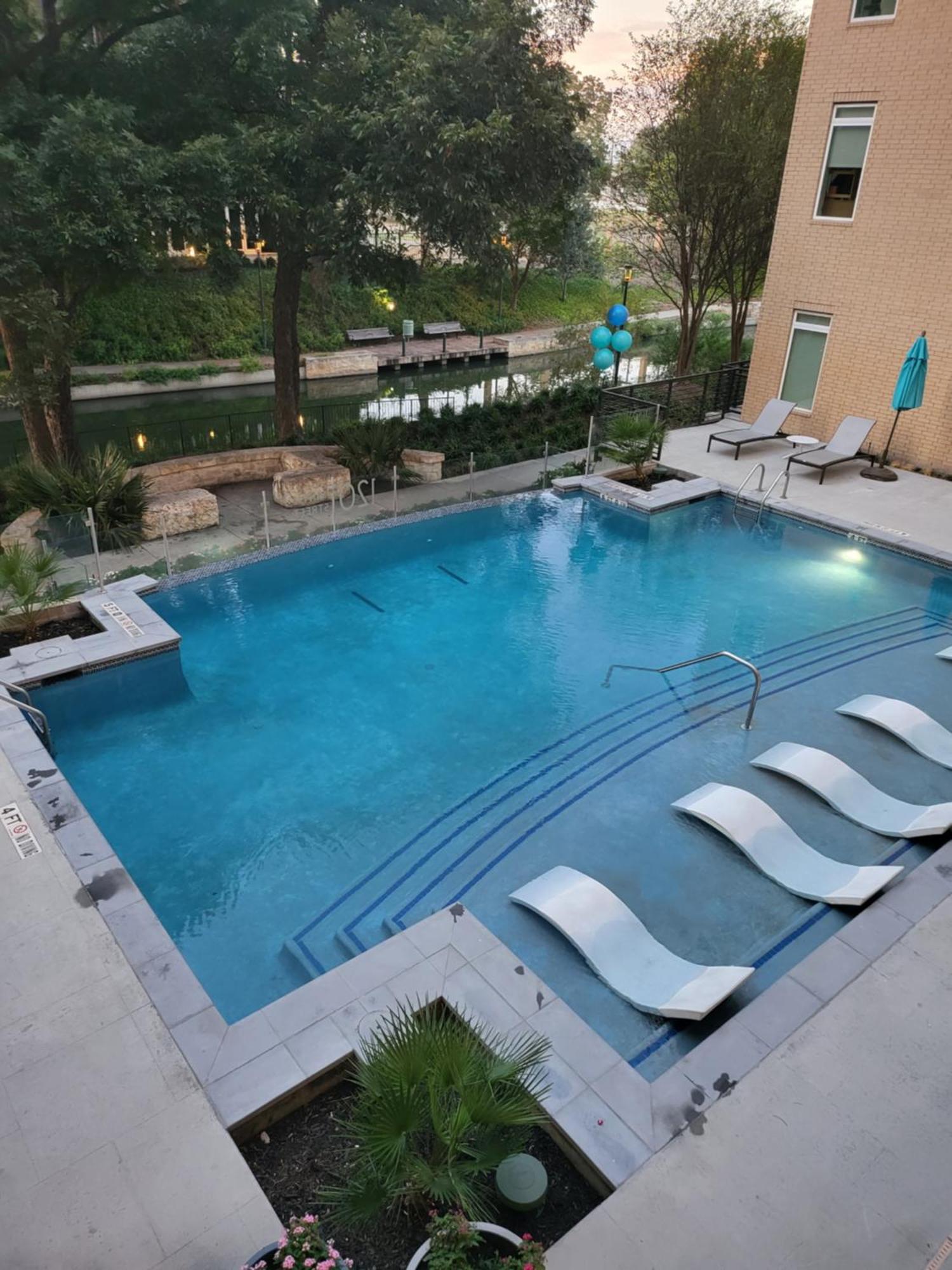Beautiful Condo On Riverwalk W King Ste Free Parking Pet Friendly Centrally Located On The Riverwalk サンアントニオ エクステリア 写真
