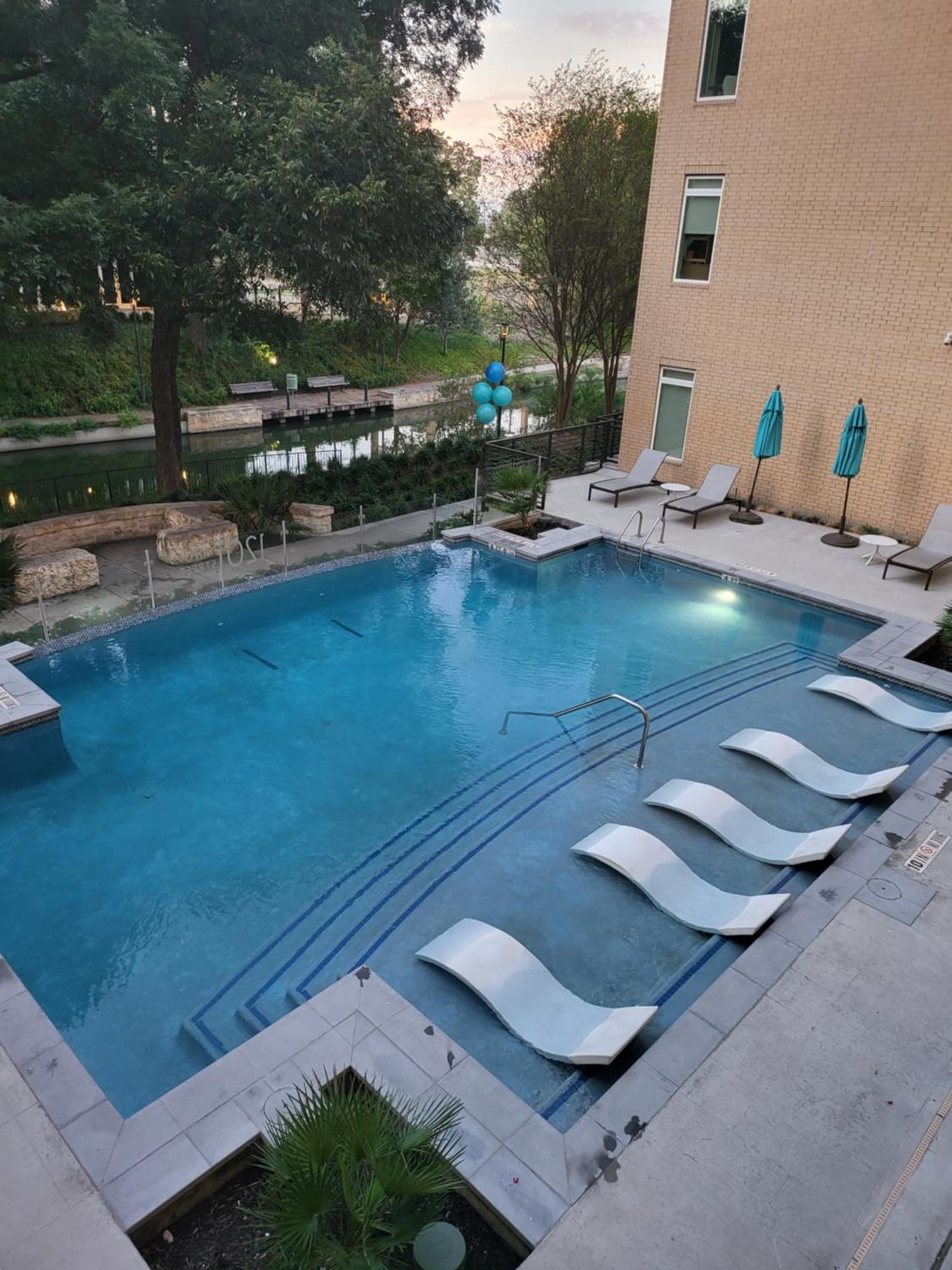 Beautiful Condo On Riverwalk W King Ste Free Parking Pet Friendly Centrally Located On The Riverwalk サンアントニオ エクステリア 写真